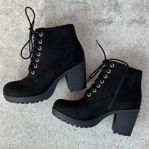 Black lace up boots. Functional laces with inside zipper easy on/off TTS SODA